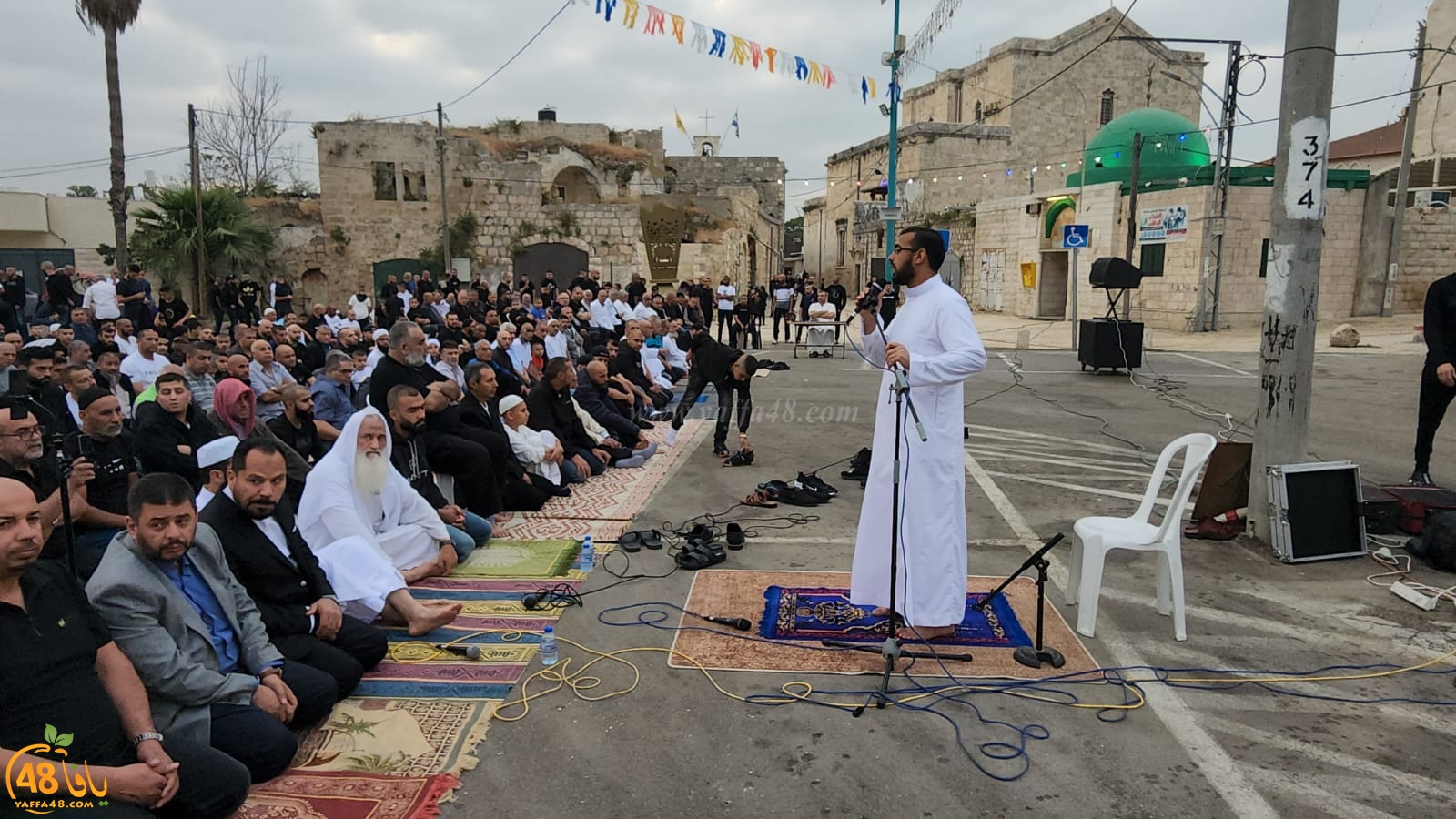  أهالي مدينة اللد يؤدون صلاة العيد في ساحة المسجد العمري الكبير 